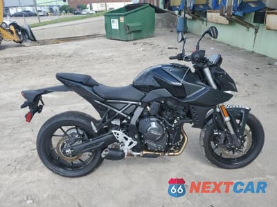 2023 SUZUKI GSX800 R JS1EM11B9P7100464 - główne zdjęcie licytacji z USA - miniatura
