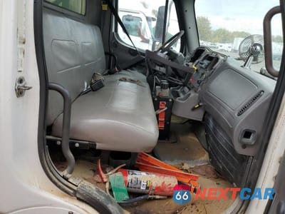 Piąte zdjęcie samochodu w środku: 2005 FREIGHTLINER M2 106 MEDIUM DUTY VIN:1FVACXCS85HV05203 - miniatura