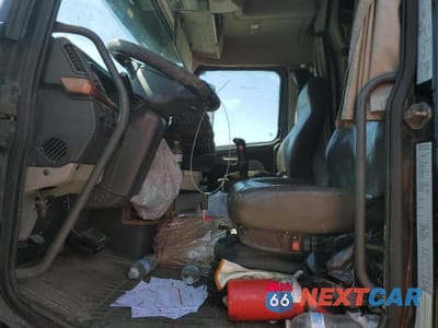 Piąte zdjęcie samochodu w środku: 2004 VOLVO VN VNL VIN:4V4NC9GH44N357353 - miniatura