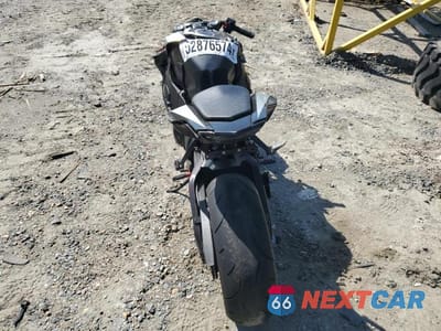 Czwarte zdjęcie samochodu z boku: 2018 HONDA CBR1000 RR VIN:JH2SC7719JK100389 - miniatura