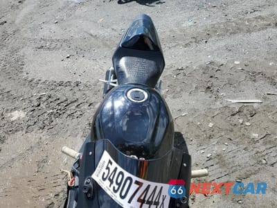 Piąte zdjęcie samochodu w środku: 2005 SUZUKI GSX-R600 K VIN:JS1GN7CA352111189 - miniatura