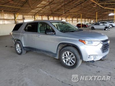Czwarte zdjęcie samochodu z boku: 2018 CHEVROLET TRAVERSE LS VIN:1GNERFKWXJJ142939 - miniatura