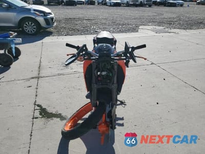 Drugie zdjęcie samochodu z przodu: 2020 KTM 200 DUKE VIN:MD2JPC403LC018467 - miniatura