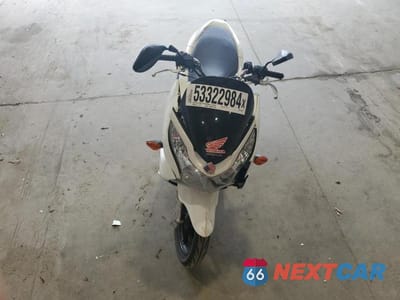Piąte zdjęcie samochodu w środku: 2011 HONDA PCX VIN:MLHJF2803B5000208 - miniatura