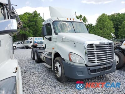 2015 FREIGHTLINER CASCADIA 125 3AKJGED66FSGS4128 - główne zdjęcie licytacji z USA - miniatura