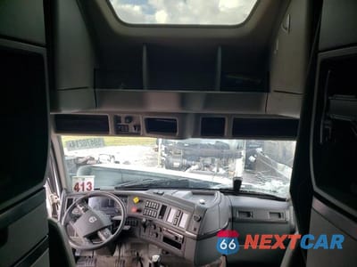 Piąte zdjęcie samochodu w środku: 2020 VOLVO VN VNL VIN:4V4NC9EHXLN254911 - miniatura