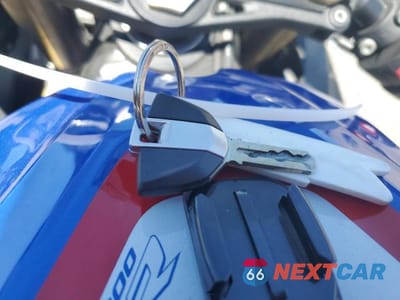 Zdjęcie 8 z 10 samochodu: 2021 BMW S 1000 RR VIN:WB10E230XM6D39800 - miniatura