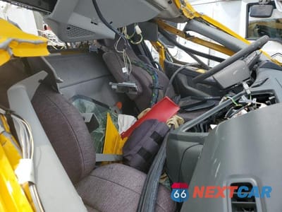 Piąte zdjęcie samochodu w środku: 2022 VOLVO VN VNL VIN:4V4NC9EH8NN289739 - miniatura