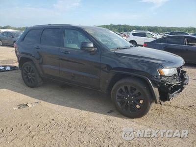 Czwarte zdjęcie samochodu z boku: 2017 JEEP GRAND CHEROKEE LAREDO VIN:1C4RJEAG9HC731954 - miniatura