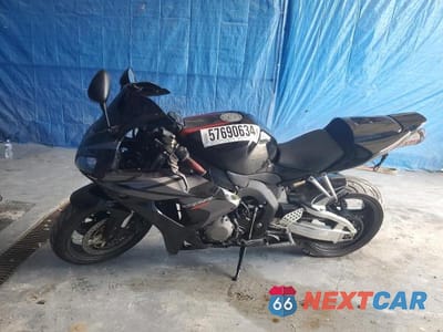 Trzecie zdjęcie samochodu z tyłu: 2006 HONDA CBR1000 RR VIN:JH2SC57076M206959 - miniatura