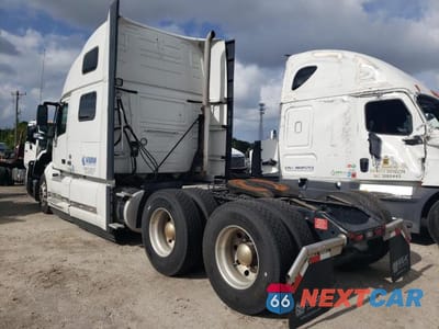 Trzecie zdjęcie samochodu z tyłu: 2020 VOLVO VN VNL VIN:4V4NC9EHXLN254911 - miniatura