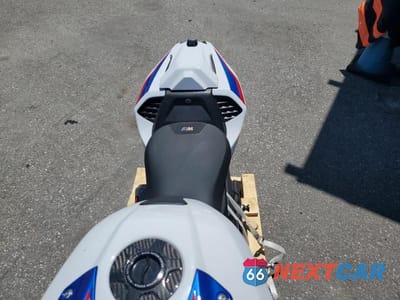 Piąte zdjęcie samochodu w środku: 2021 BMW S 1000 RR VIN:WB10E230XM6D39800 - miniatura