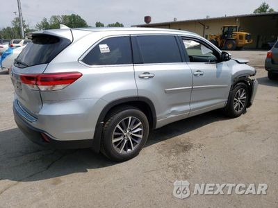 Trzecie zdjęcie samochodu z tyłu: 2018 TOYOTA HIGHLANDER SE VIN:5TDJZRFH6JS525039 - miniatura