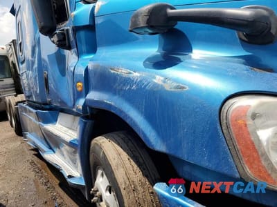 Zdjęcie 9 z 10 samochodu: 2014 FREIGHTLINER CASCADIA 125 VIN:3AKJGLD57ESFS5652 - miniatura