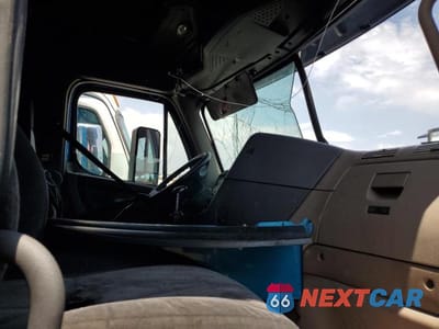 Piąte zdjęcie samochodu w środku: 2014 FREIGHTLINER CASCADIA 125 VIN:3AKJGLD57ESFS5652 - miniatura