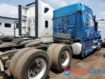 Czwarte zdjęcie samochodu z boku: 2014 FREIGHTLINER CASCADIA 125 VIN:3AKJGLD57ESFS5652 - miniatura