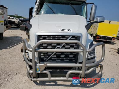 Zdjęcie 7 z 10 samochodu: 2023 VOLVO VN VNL VIN:4V4NC9EH7PN332230 - miniatura