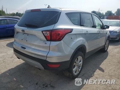 Trzecie zdjęcie samochodu z tyłu: 2019 FORD ESCAPE SE VIN:1FMCU9GD2KUA98471 - miniatura
