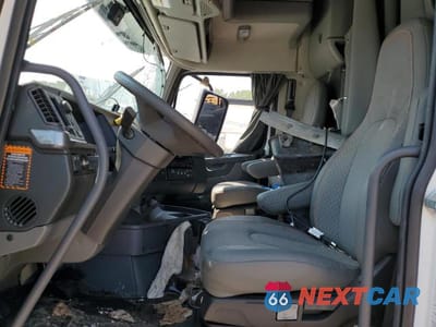 Piąte zdjęcie samochodu w środku: 2023 VOLVO VN VNL VIN:4V4NC9EH7PN332230 - miniatura