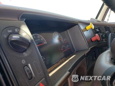 Zdjęcie 8 z 10 samochodu: 2015 VOLVO VN VNL VIN:4V4NC9EH2FN921300 - miniatura