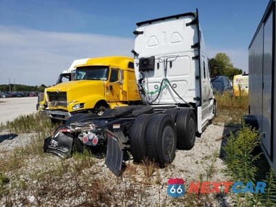 Czwarte zdjęcie samochodu z boku: 2021 FREIGHTLINER CASCADIA 126 VIN:3AKJHHDR2MSMU3384 - miniatura