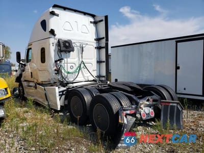 Trzecie zdjęcie samochodu z tyłu: 2021 FREIGHTLINER CASCADIA 126 VIN:3AKJHHDR2MSMU3384 - miniatura
