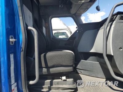Piąte zdjęcie samochodu w środku: 2019 FREIGHTLINER CASCADIA 126 VIN:3AKJHHDR5KSKC5304 - miniatura