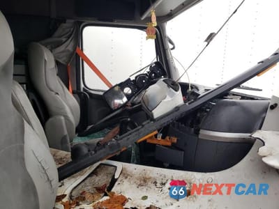 Piąte zdjęcie samochodu w środku: 2012 VOLVO VN VNL VIN:4V4NC9EJ3CN538786 - miniatura