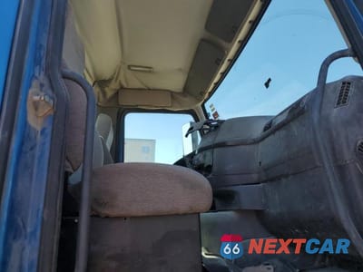 Piąte zdjęcie samochodu w środku: 2014 VOLVO VN VNM VIN:4V4MC9EG9EN173324 - miniatura