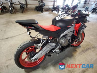 Czwarte zdjęcie samochodu z boku: 2021 APRILIA TUONO 660 VIN:ZD4KSUE05MS000125 - miniatura