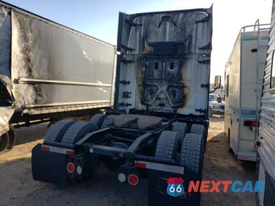 Czwarte zdjęcie samochodu z boku: 2014 FREIGHTLINER CASCADIA 125 VIN:3AKJGLD55ESFK3575 - miniatura
