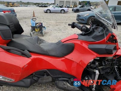 Piąte zdjęcie samochodu w środku: 2013 CAN-AM SPYDER ROADSTER RT VIN:2BXNBBC13DV006121 - miniatura
