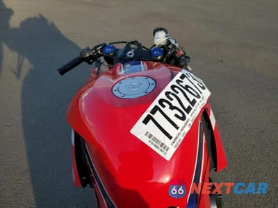 Piąte zdjęcie samochodu w środku: 2023 HONDA CBR600 RR VIN:JH2PC40J4PK900055 - miniatura
