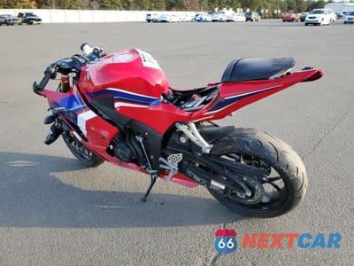 Trzecie zdjęcie samochodu z tyłu: 2023 HONDA CBR600 RR VIN:JH2PC40J4PK900055 - miniatura