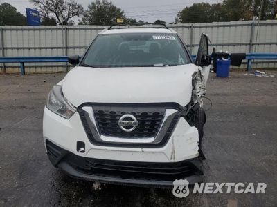 Piąte zdjęcie samochodu w środku: 2018 NISSAN KICKS S VIN:3N1CP5CU8JL530759 - miniatura