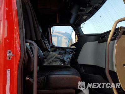 Piąte zdjęcie samochodu w środku: 2019 FREIGHTLINER CASCADIA 126 VIN:3AKJHHDR5KSKH2557 - miniatura