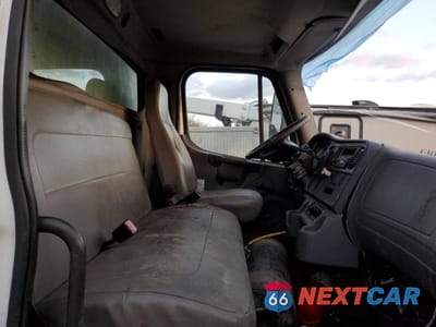 Piąte zdjęcie samochodu w środku: 2012 FREIGHTLINER M2 106 MEDIUM DUTY VIN:1FVACWDT5CDBH8649 - miniatura