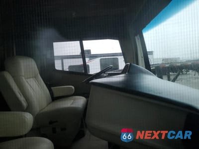 Piąte zdjęcie samochodu w środku: 2017 FREIGHTLINER CHASSIS XC VIN:4UZACGCY0HCJN1724 - miniatura