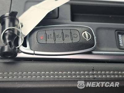 2025 Nissan Pathfinder Platinum - zdjęcie 8 z 20 - miniatura