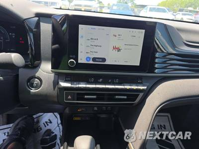 2025 Toyota Camry LE - zdjęcie 10 z 21 - miniatura