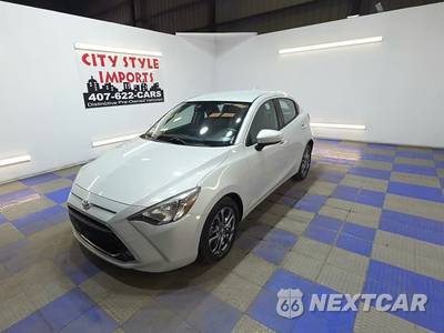2020 Toyota Yaris Hatchback LE - zdjęcie 1 z 30 - miniatura