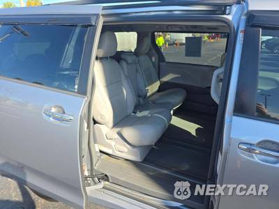 2018 Toyota Sienna XLE 8-Passenger 119.3" WB - zdjęcie 17 z 22 - miniatura