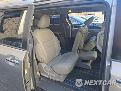 2019 Toyota Sienna XLE 8-Passenger 119.3" WB - zdjęcie 17 z 21 - miniatura
