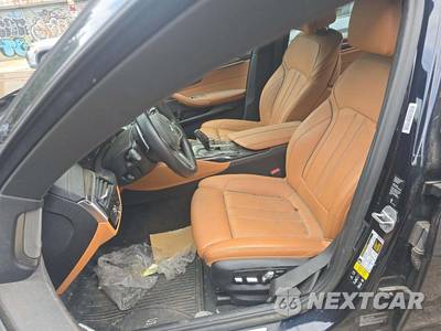 2021 BMW 5 Series Sedan M550i xDrive - zdjęcie 6 z 20 - miniatura