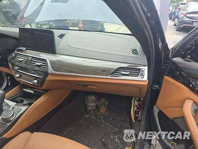 2021 BMW 5 Series Sedan M550i xDrive - zdjęcie 19 z 20 - miniatura