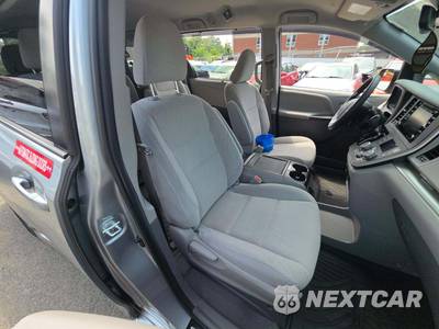 2020 Toyota Sienna LE 8-Passenger 119.3" WB - zdjęcie 19 z 28 - miniatura
