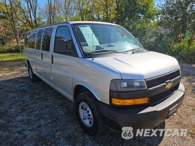 2023 Chevrolet Express 3500 Passenger Van LS 1LS 155.1" WB - zdjęcie 4 z 38 - miniatura