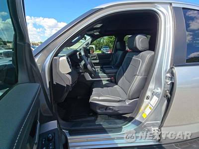 2026 Toyota Tundra Limited Crew Cab Short Bed - zdjęcie 3 z 17 - miniatura