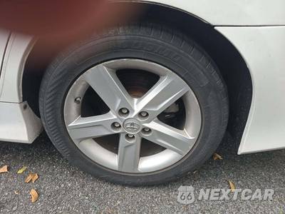 2014 Toyota Camry SE - zdjęcie 30 z 40 - miniatura