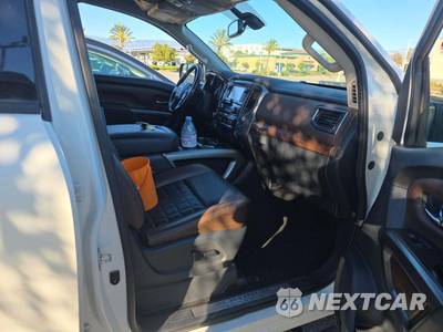 2018 Nissan TITAN Platinum Reserve Crew Cab Short Bed - zdjęcie 18 z 27 - miniatura